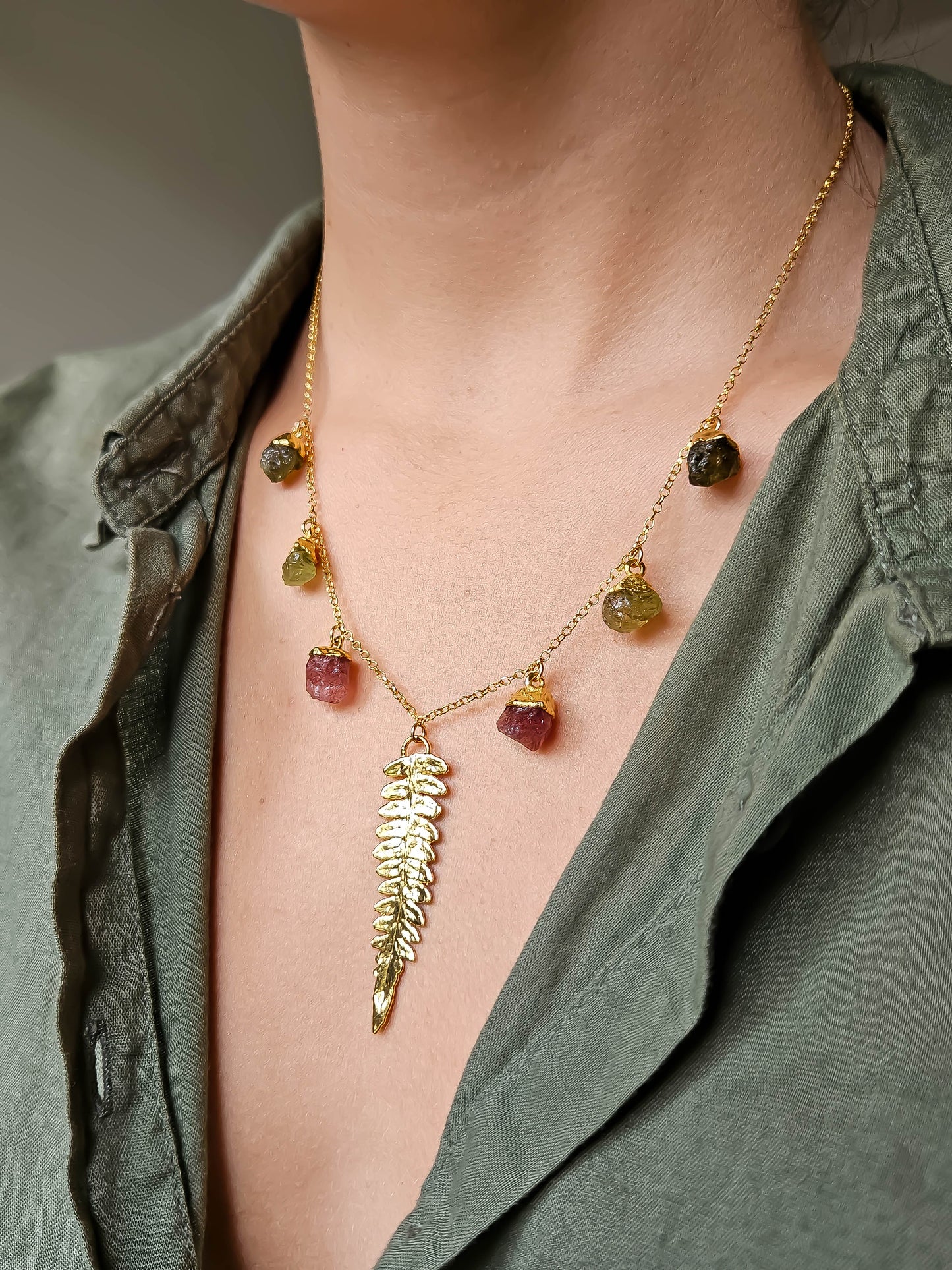 Collier fougère, grenat vert, péridot, quartz fraise, doré