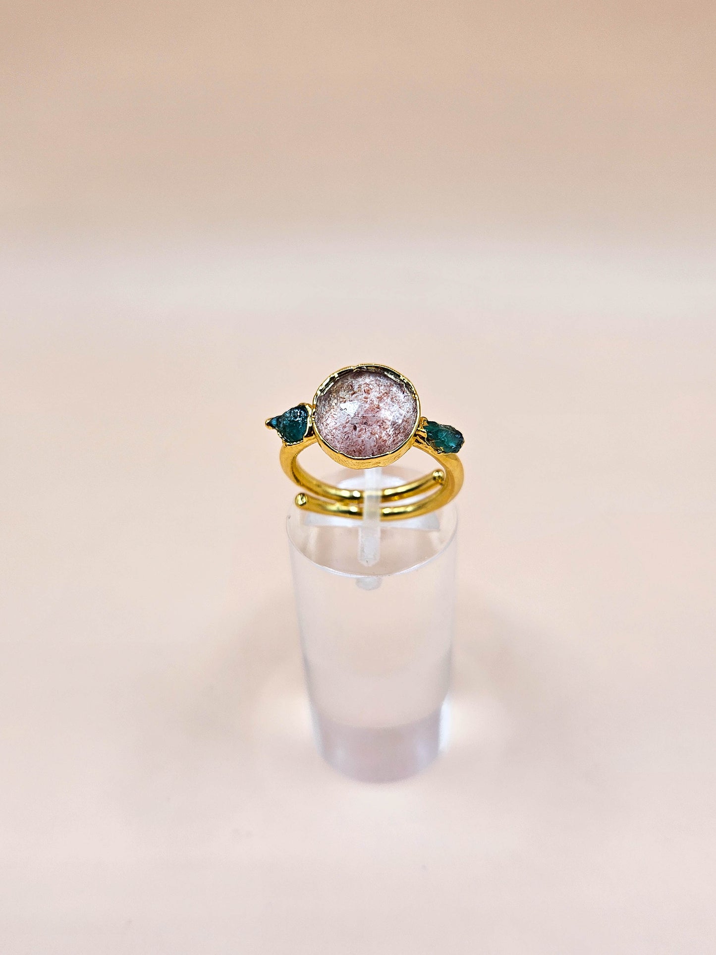 Bague en quartz fraise et pépite d'émeraude, doré