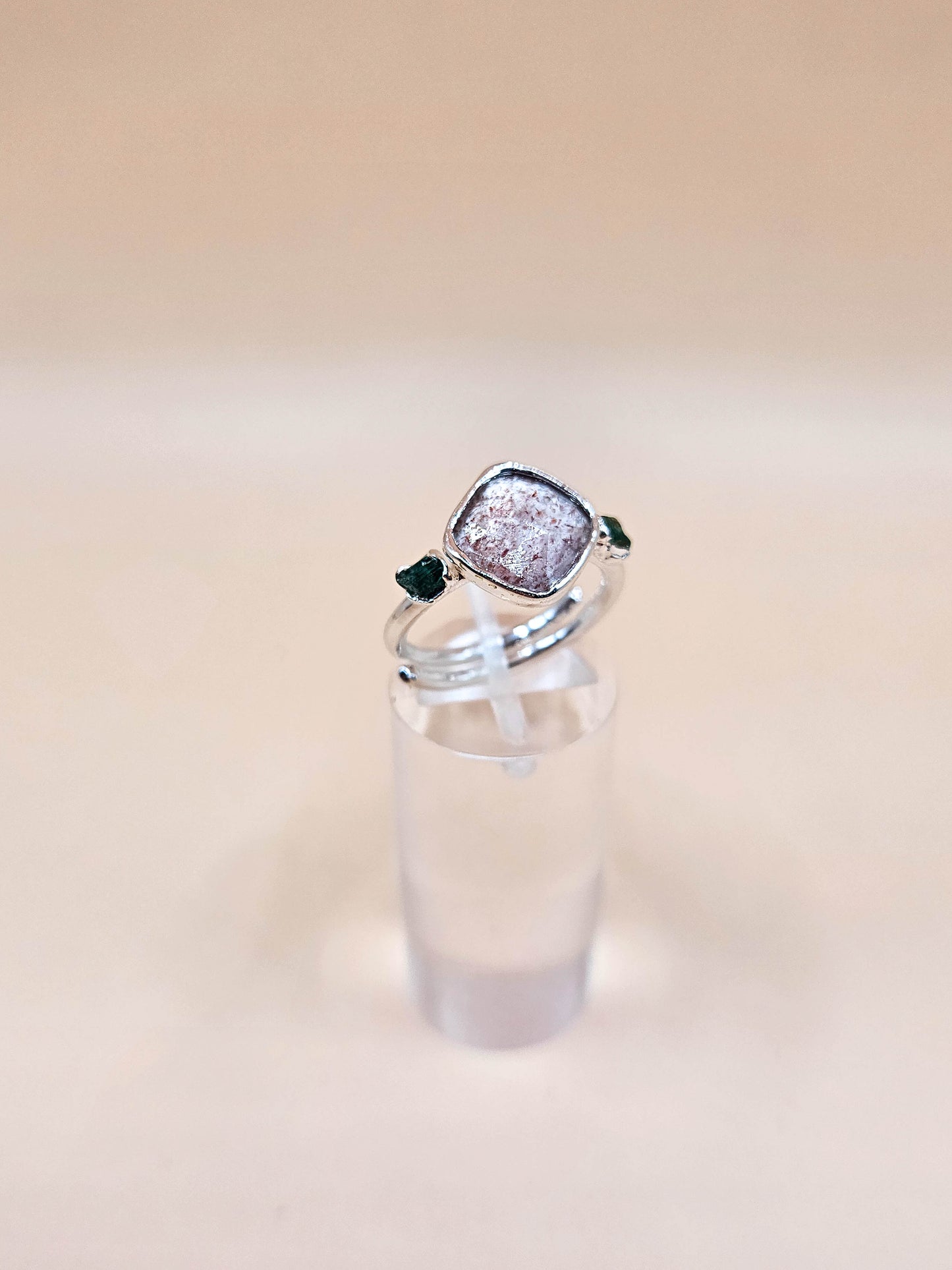 Bague en Quartz fraise et pépites d'émeraude, argenté