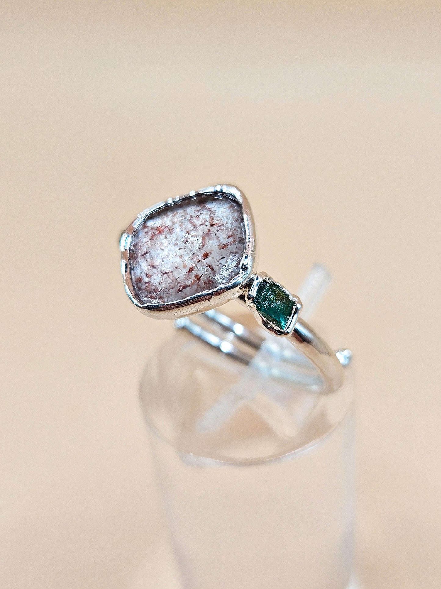 Bague en Quartz fraise et pépites d'émeraude, argenté