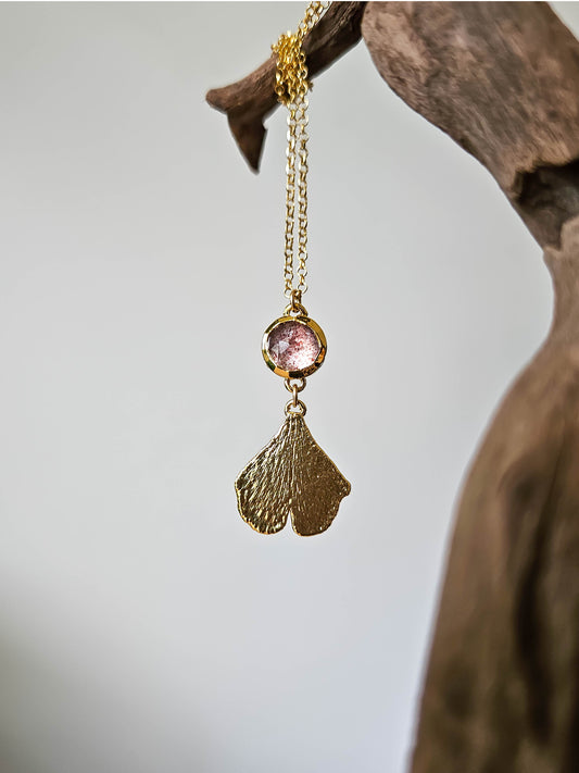 Collier Ginkgo et quartz fraise, doré