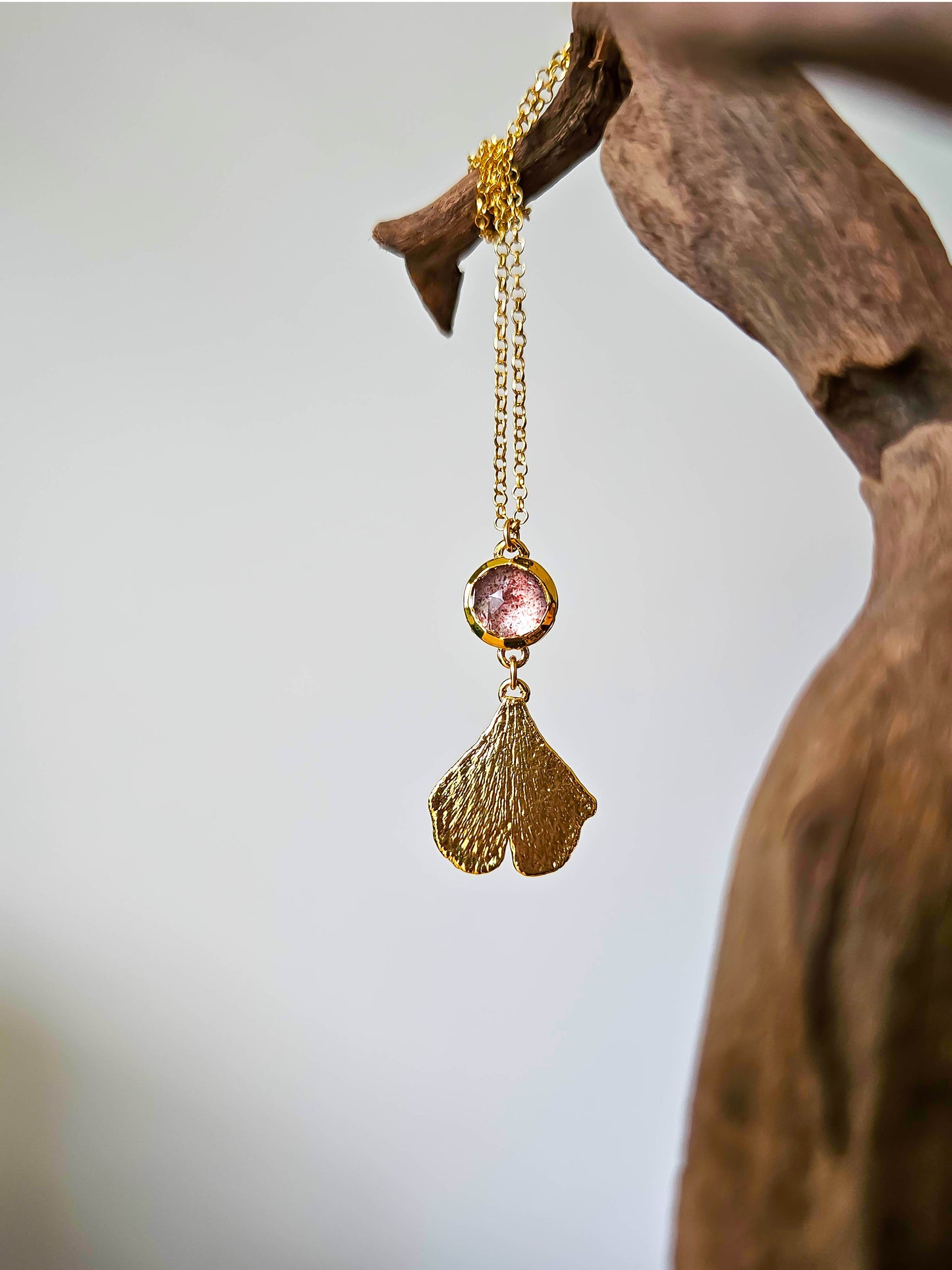 Collier Ginkgo et quartz fraise, doré