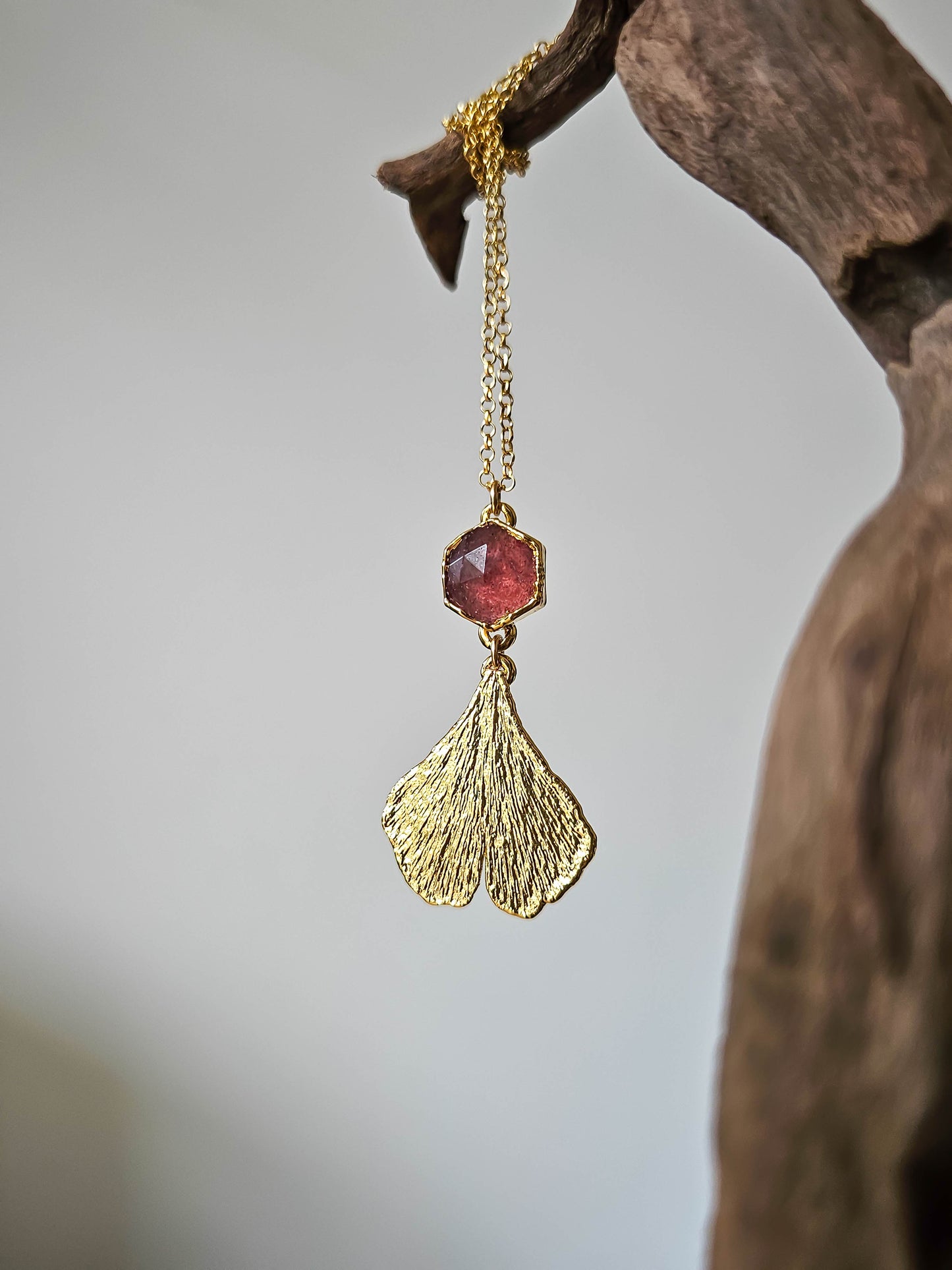 Collier gingko et quartz fraise, doré