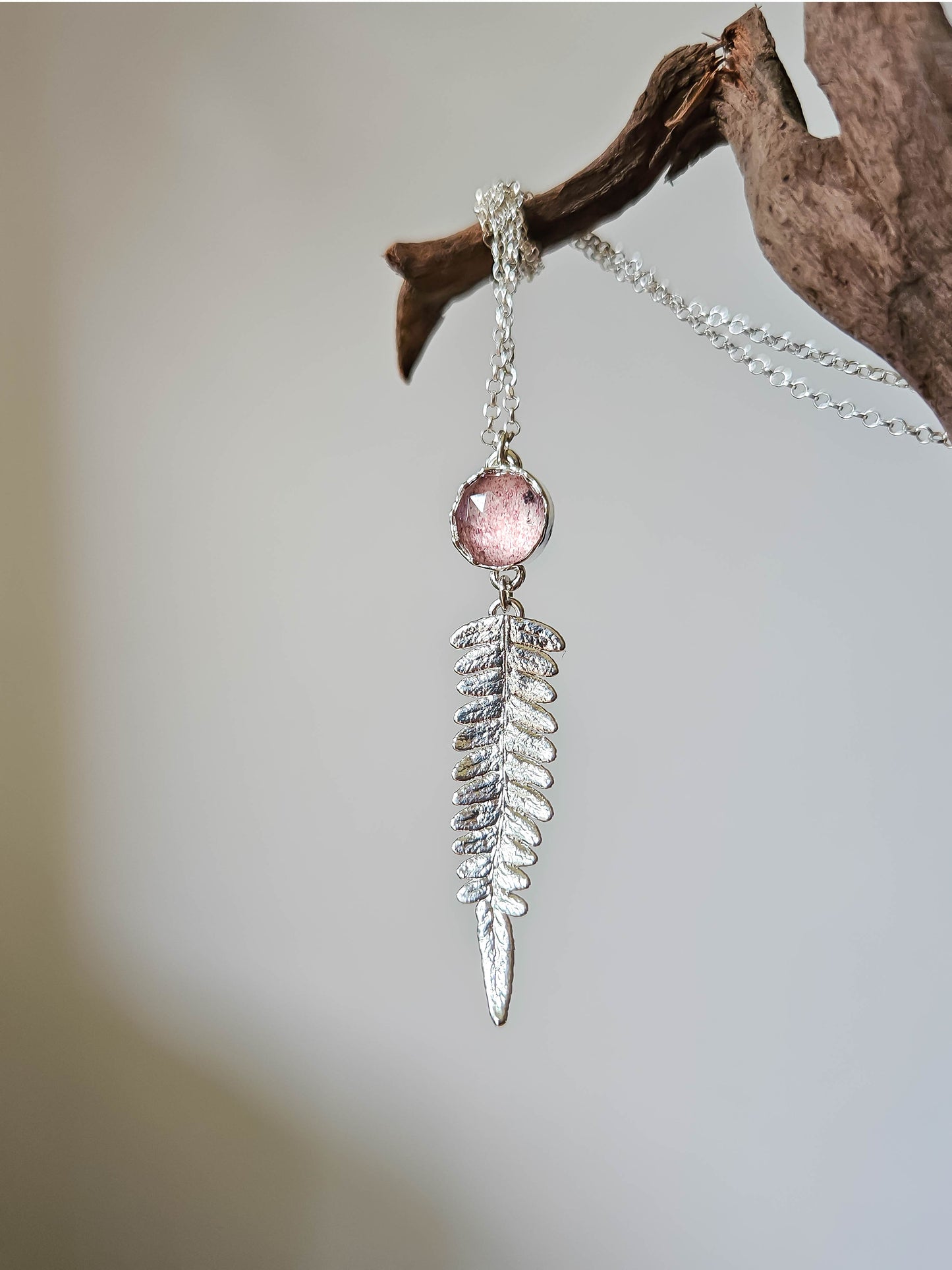 Collier Fougère et Quartz fraise, argentée