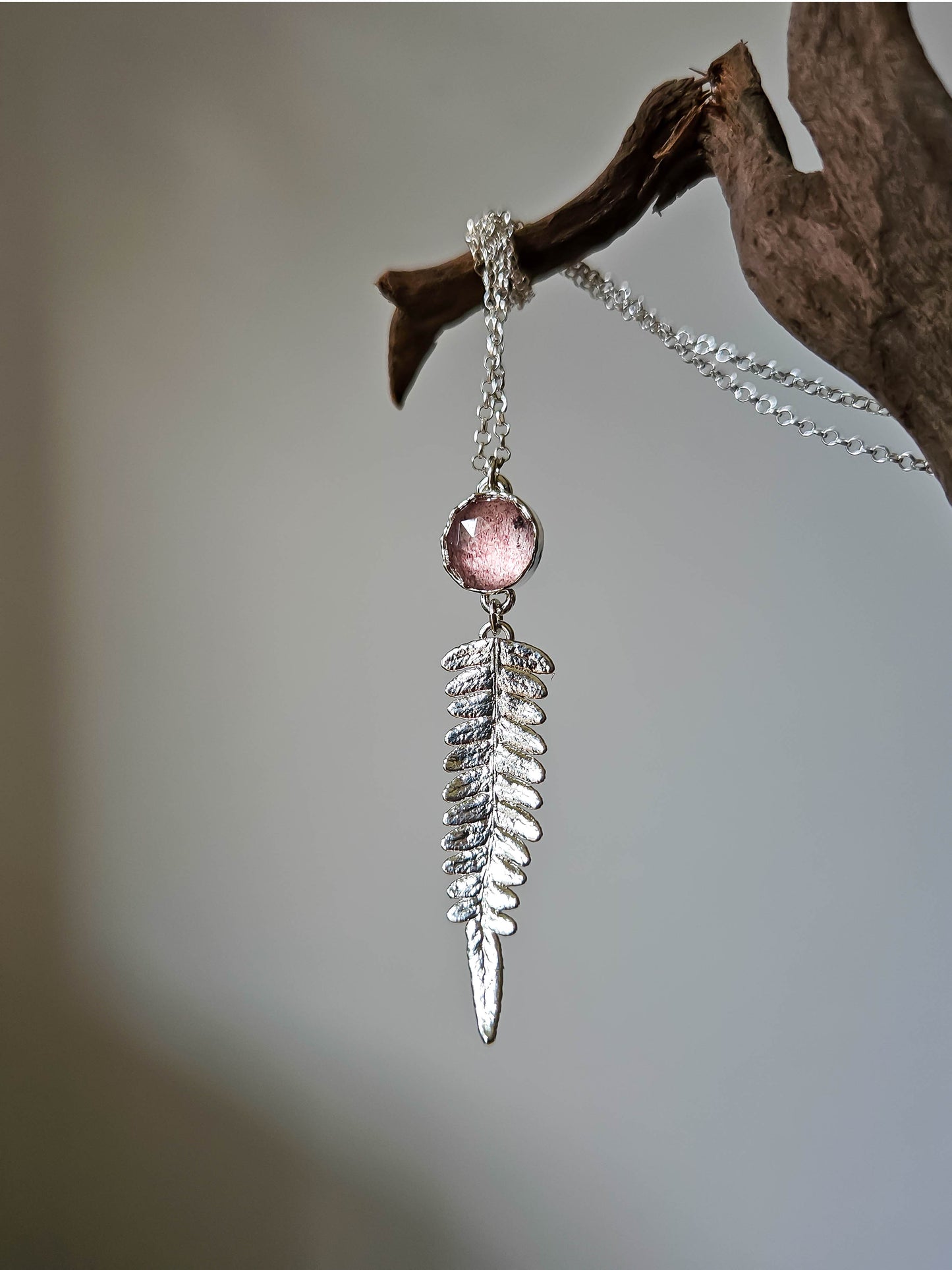 Collier Fougère et Quartz fraise, argentée