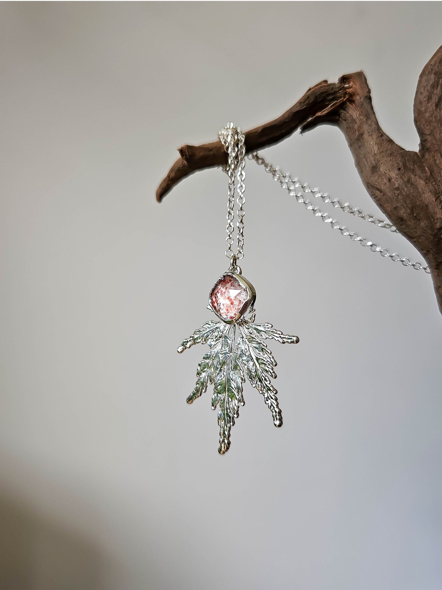 Collier quartz fraise et feuille d'érable, argenté