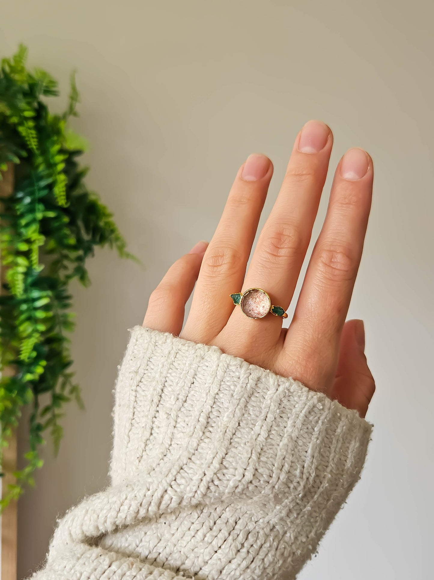 Bague en quartz fraise et pépite d'émeraude, doré