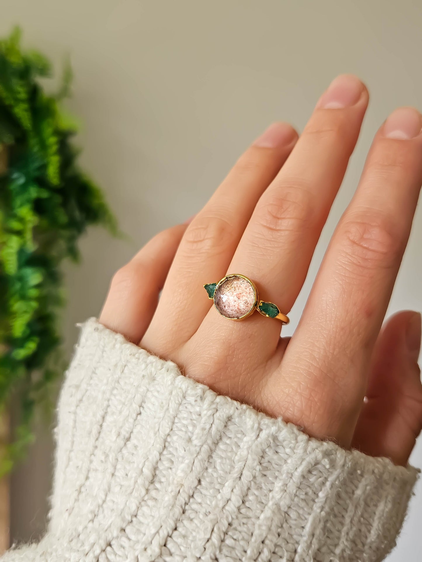 Bague en quartz fraise et pépite d'émeraude, doré