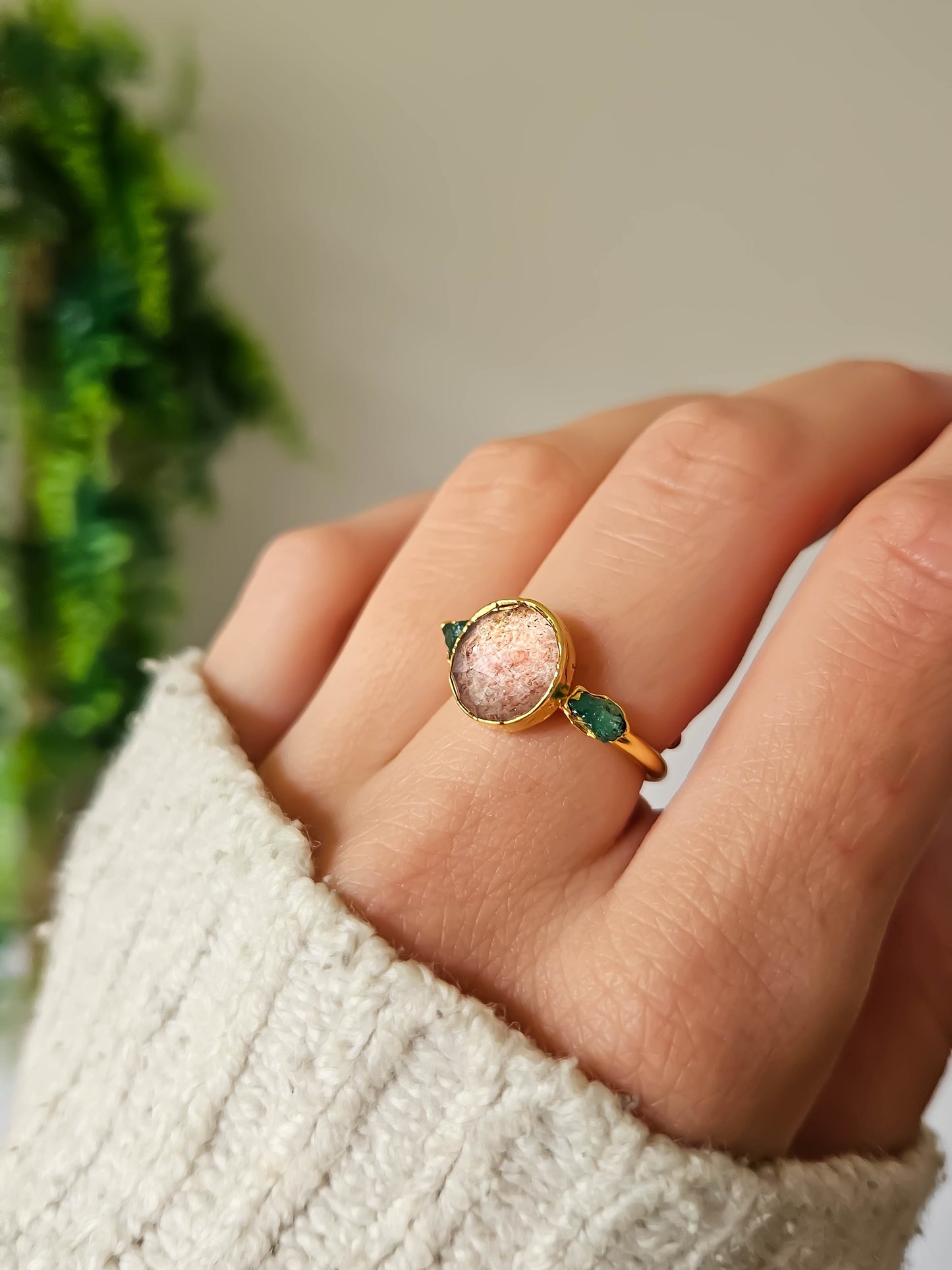 Bague en quartz fraise et pépite d'émeraude, doré