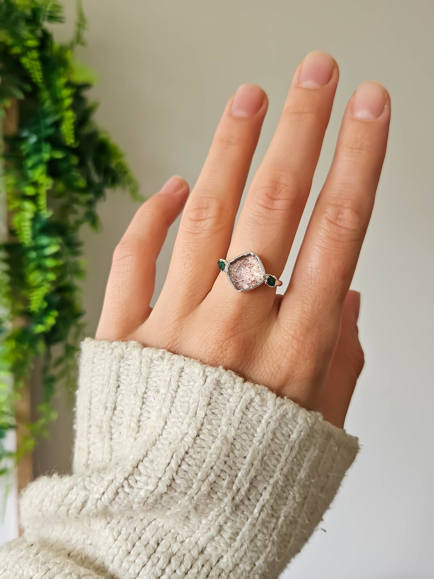 Bague en Quartz fraise et pépites d'émeraude, argenté