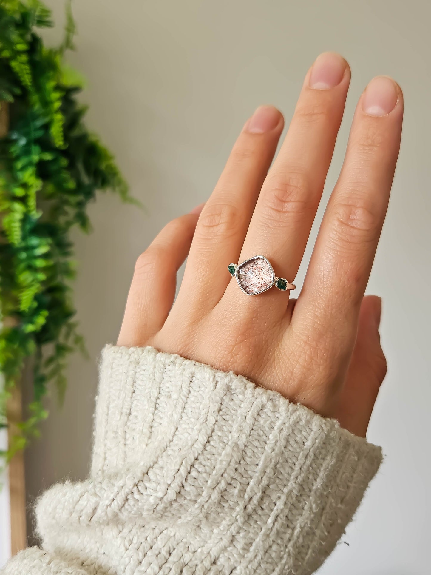 Bague en Quartz fraise et pépites d'émeraude, argenté