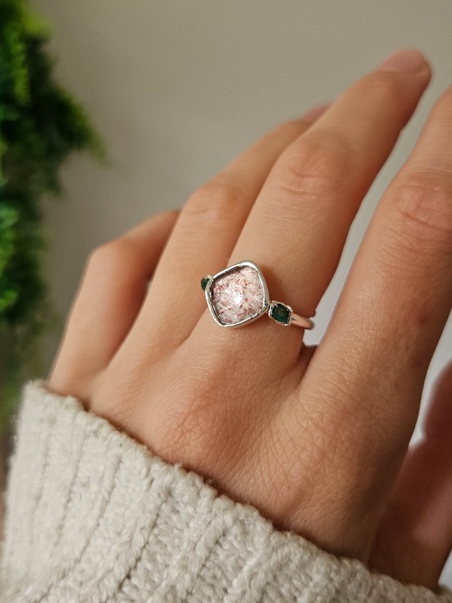 Bague en Quartz fraise et pépites d'émeraude, argenté