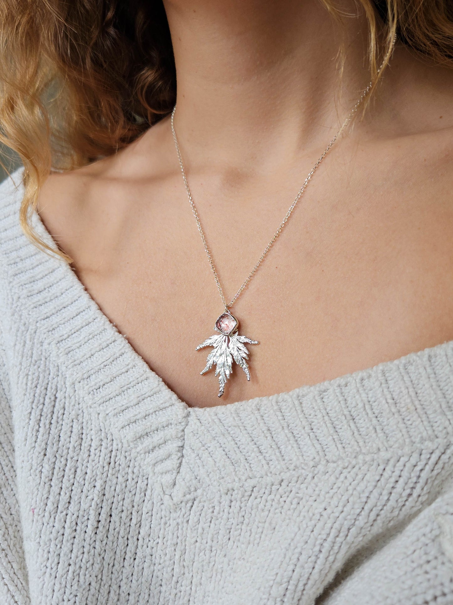 Collier quartz fraise et feuille d'érable, argenté