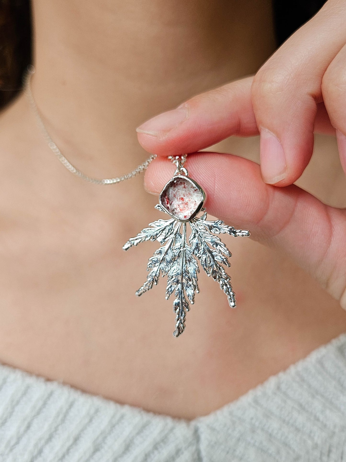 Collier quartz fraise et feuille d'érable, argenté