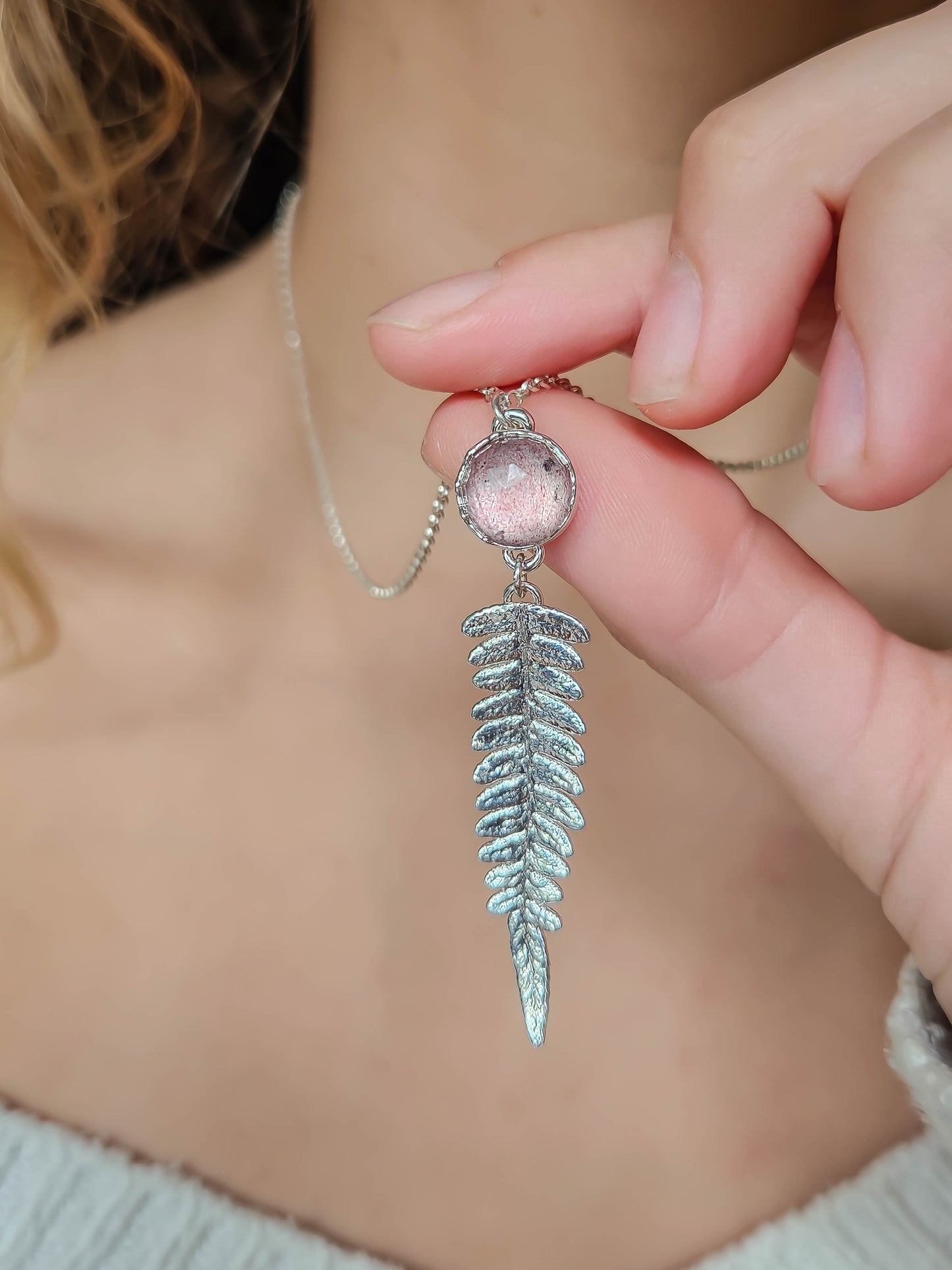 Collier Fougère et Quartz fraise, argentée