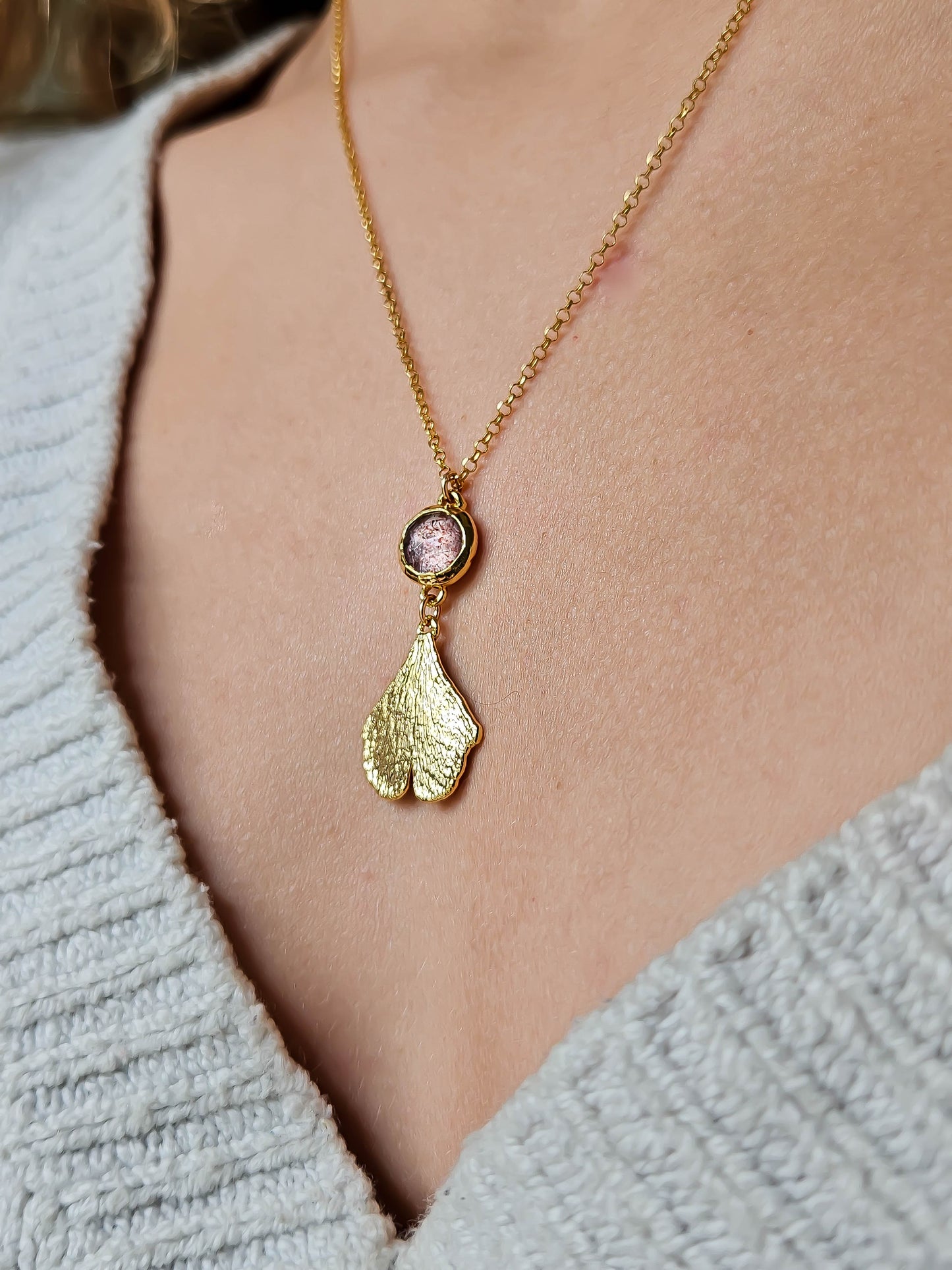 Collier Ginkgo et quartz fraise, doré