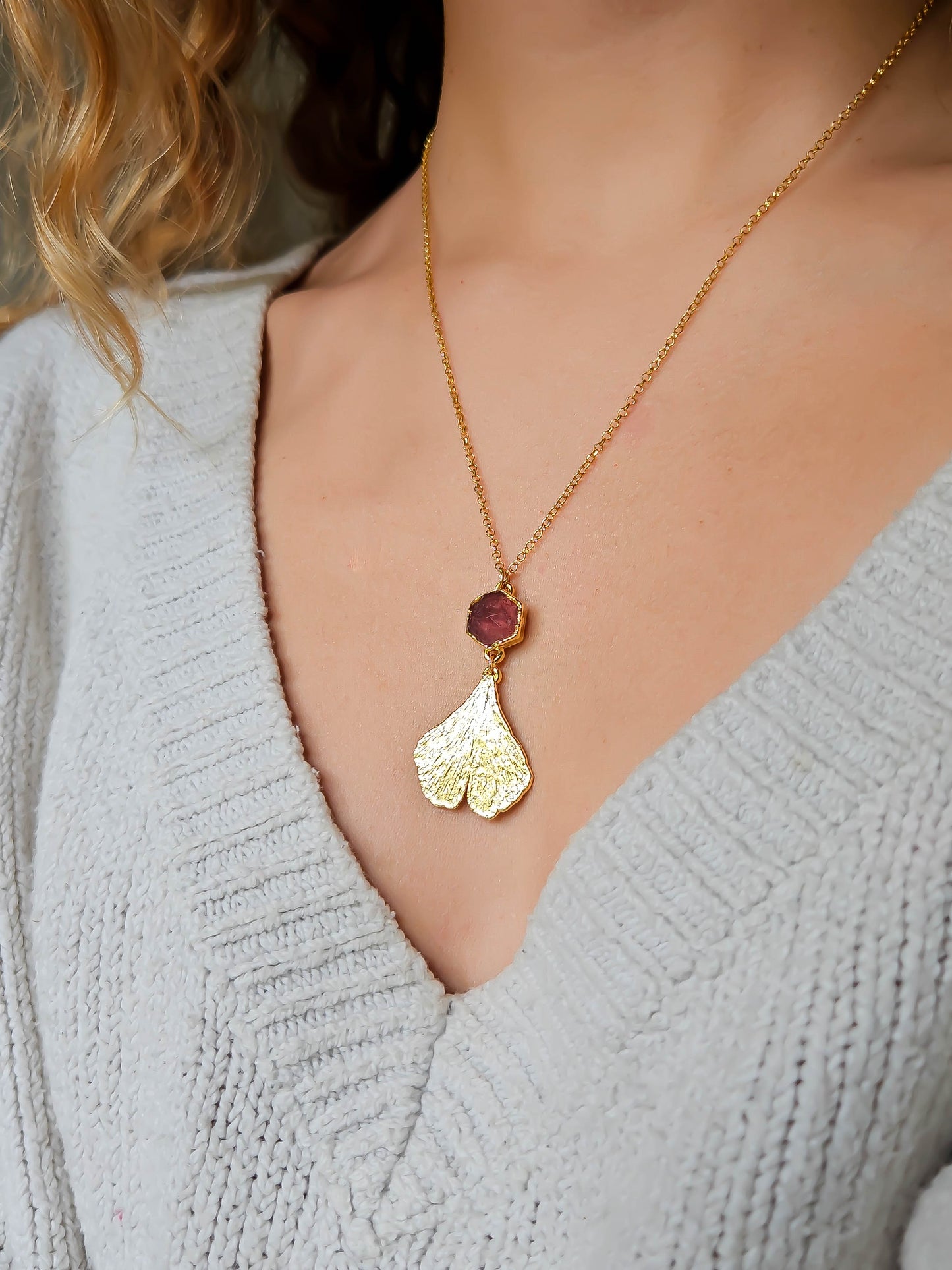 Collier gingko et quartz fraise, doré