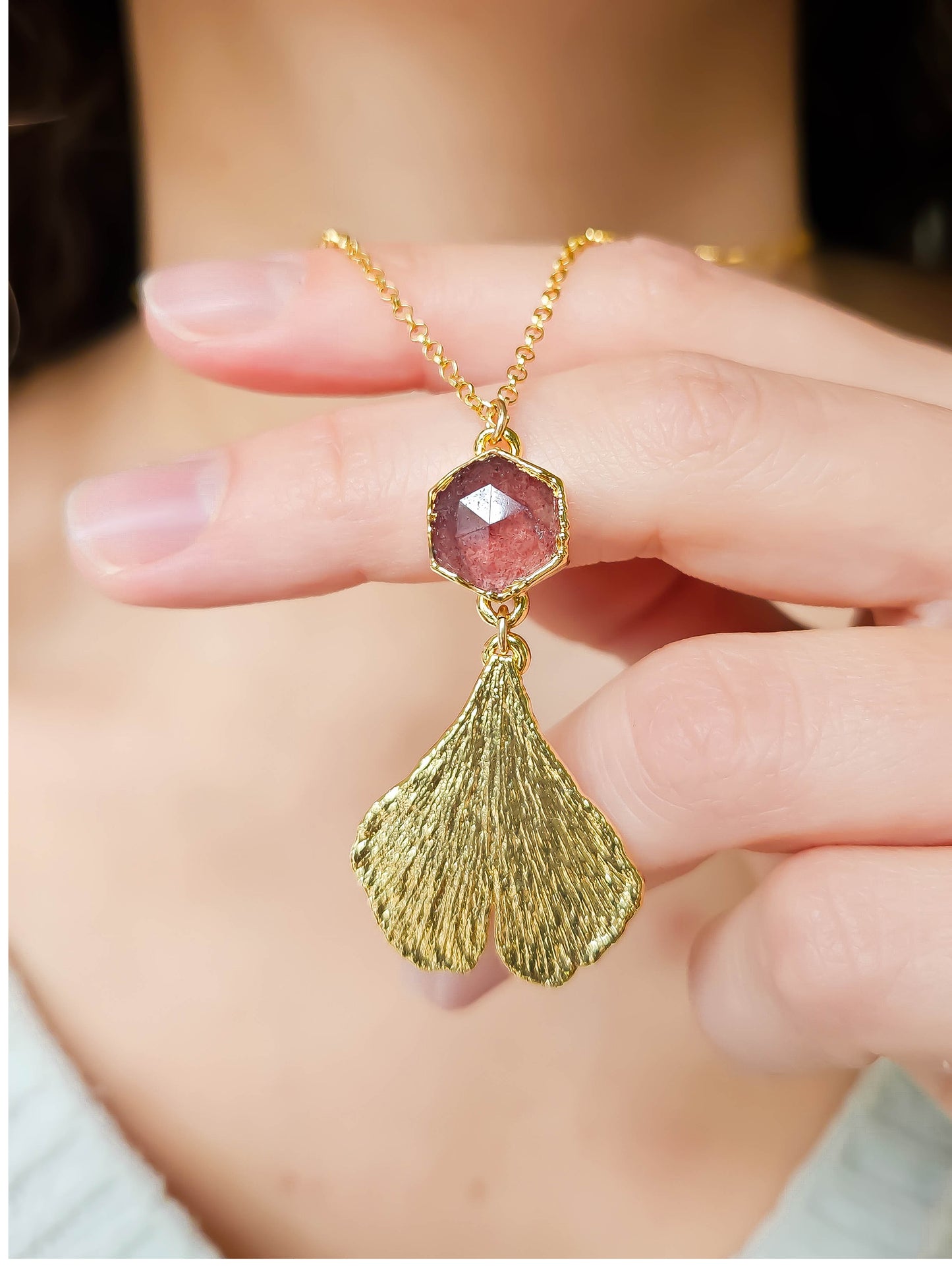 Collier gingko et quartz fraise, doré