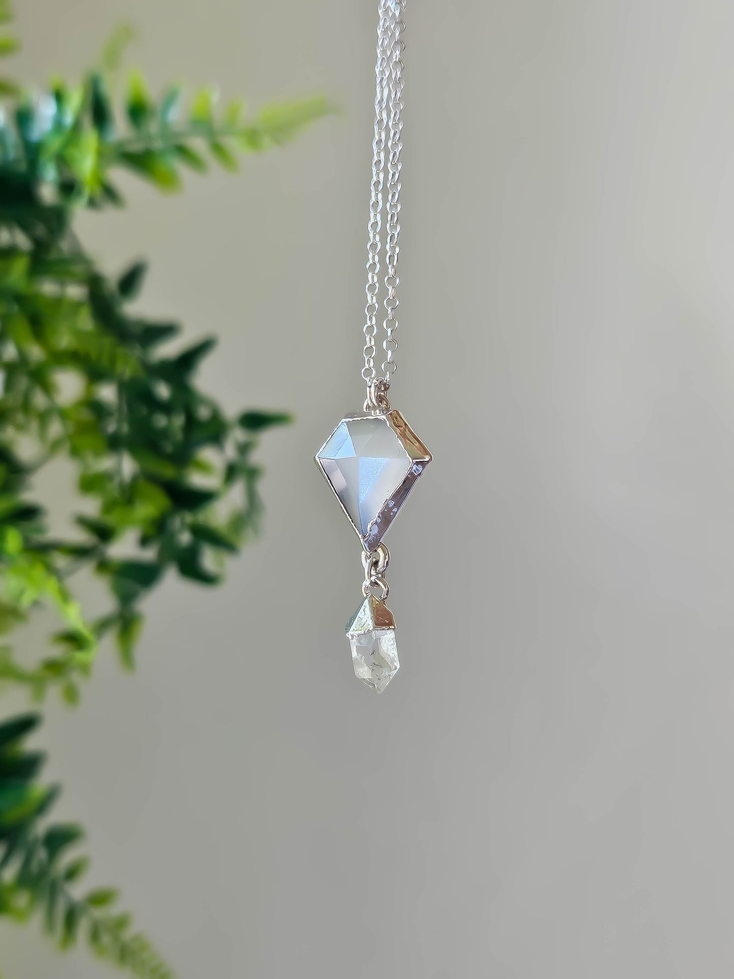 Collier argent pierre de lune blanche et pointe de quartz