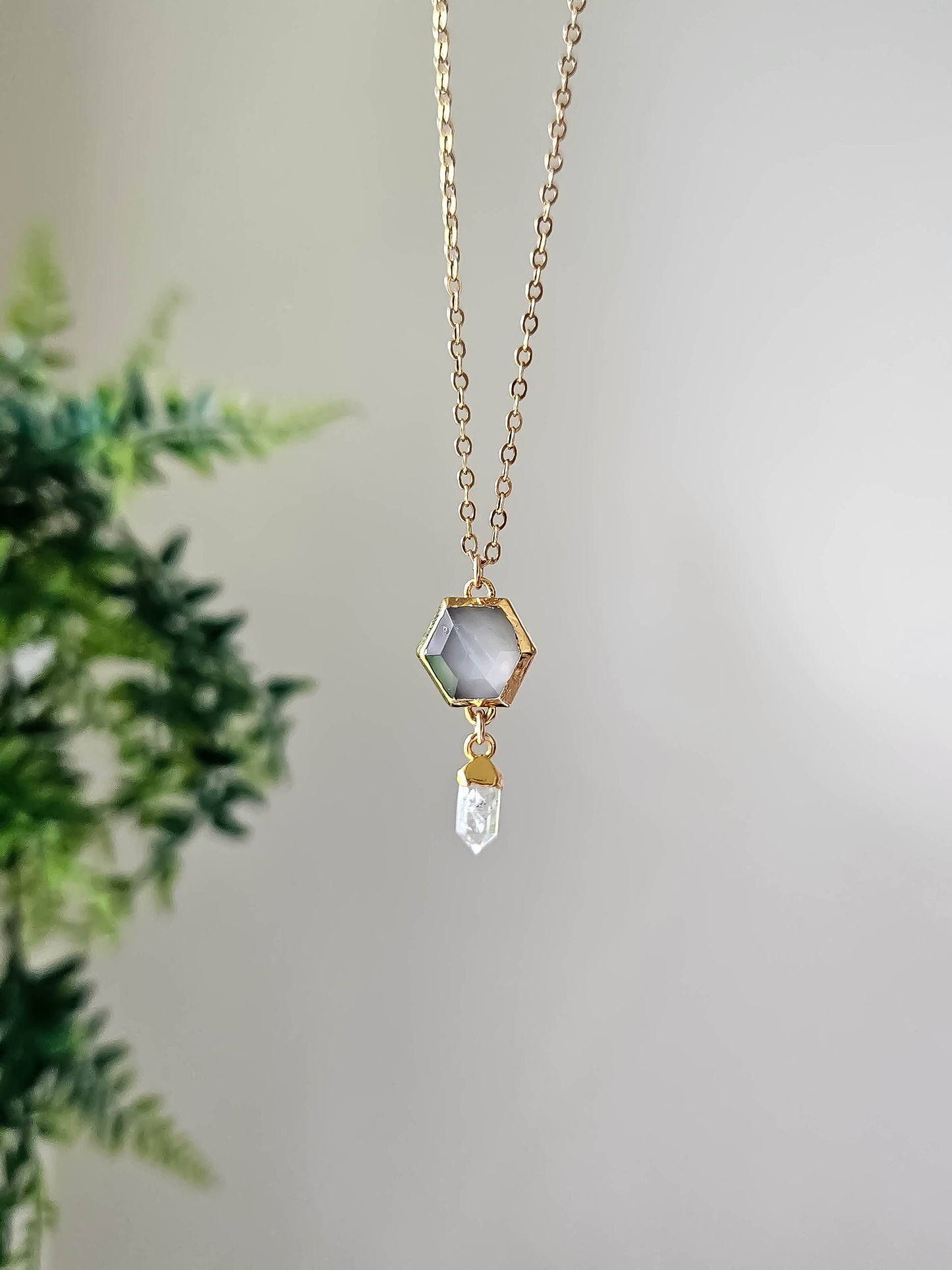 Collier or Pierre de lune grise et pointe de quartz