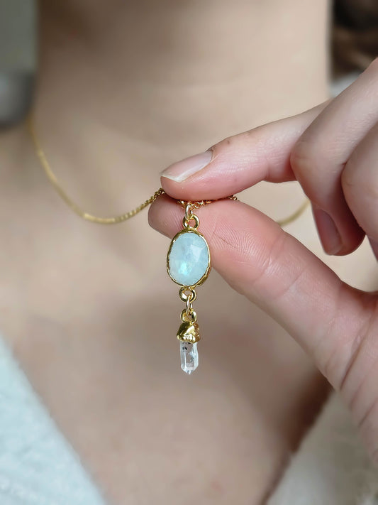 Collier Pierre de lune et pointe de quartz