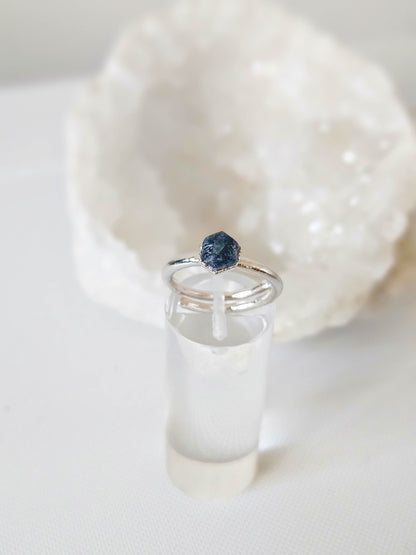 Bague argentée en Saphir brut