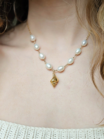 Collier perles d'eau douce et coquillage doré