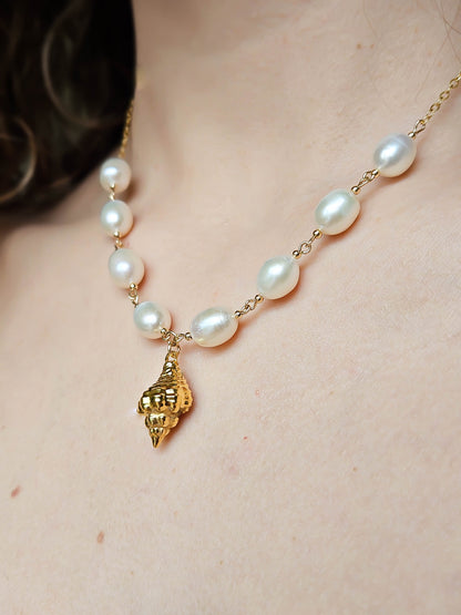 Collier perles d'eau douce et coquillage doré