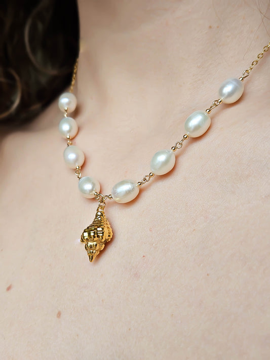 Collier perles d'eau douce et coquillage doré