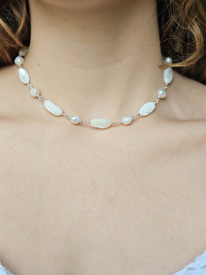 Collier nacré et perlé, argenté