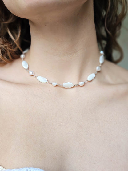 Collier nacré et perlé, argenté