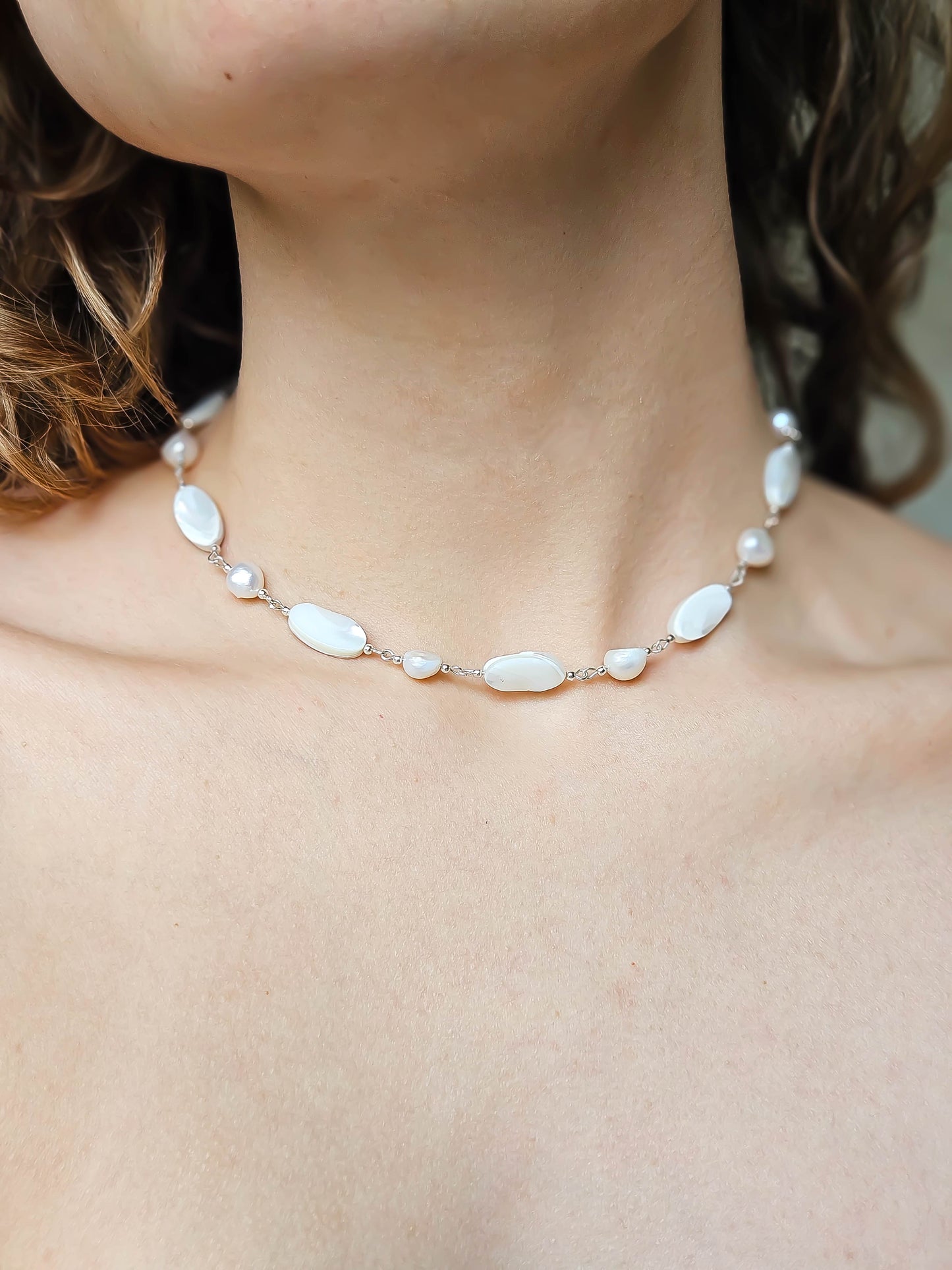 Collier nacré et perlé, argenté