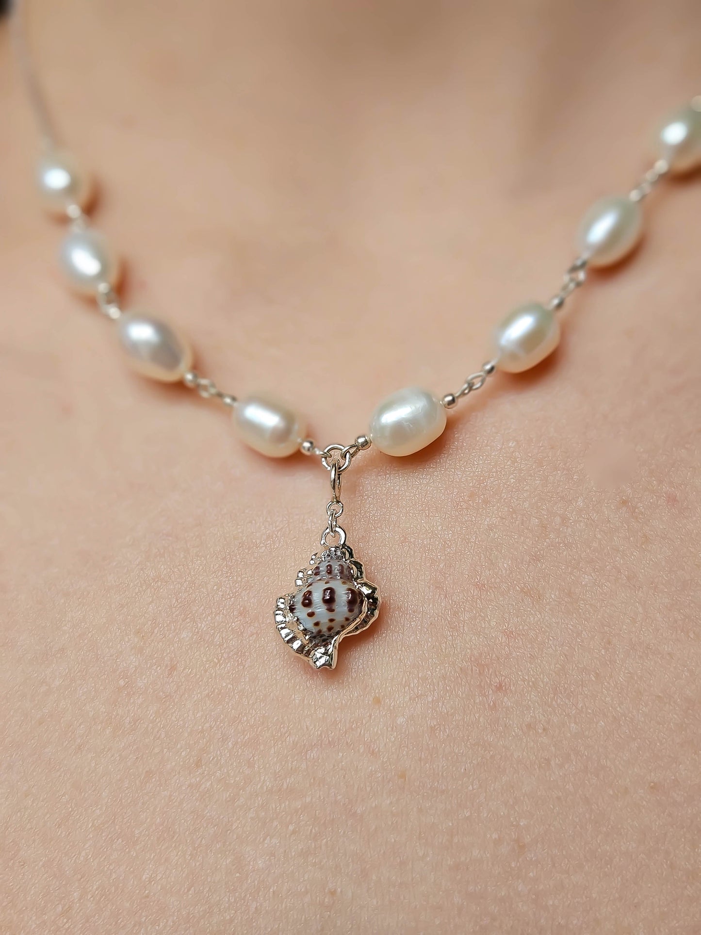 Collier 2 en 1 : Perles d'eau douce & coquillage argenté