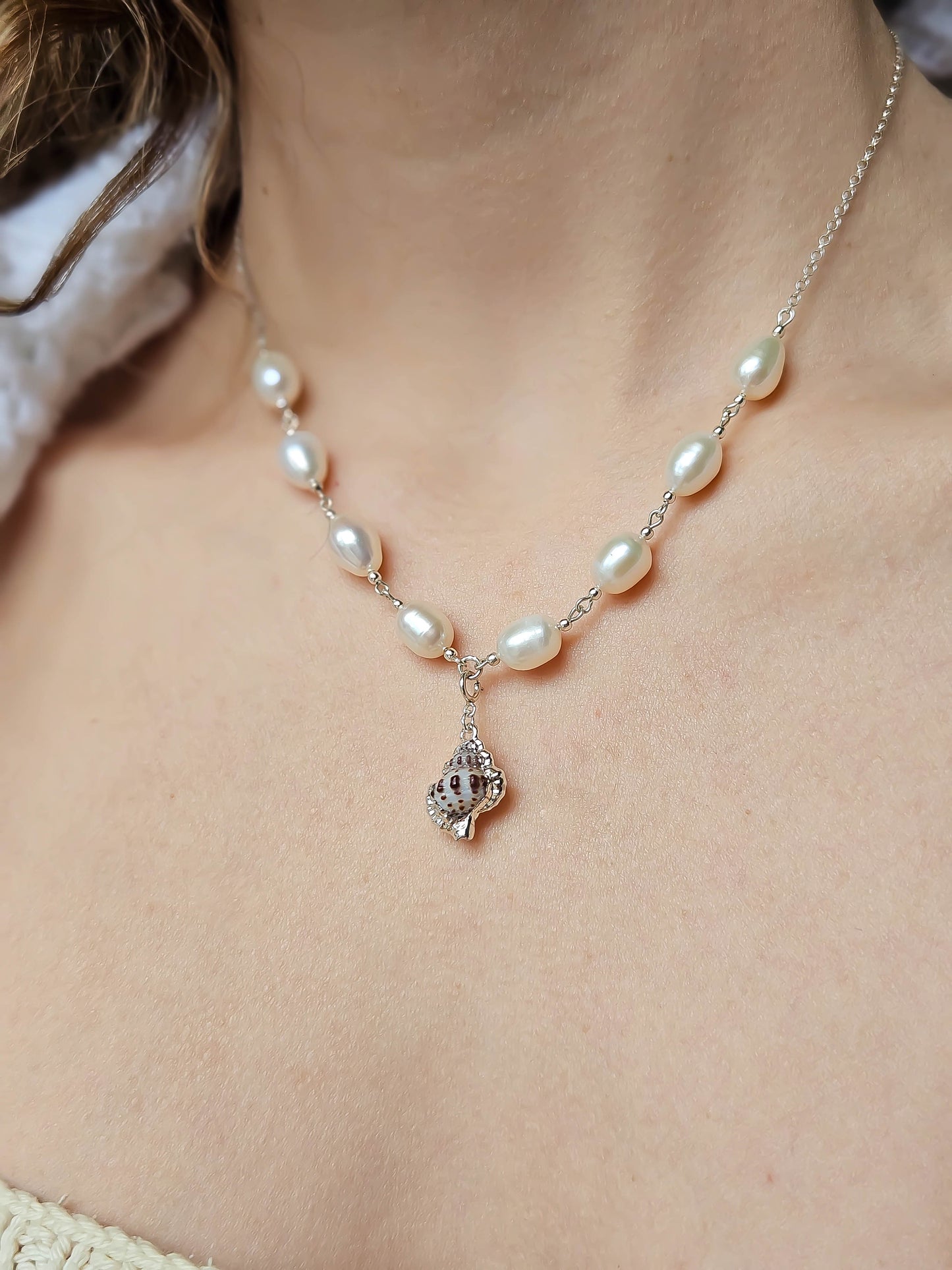 Collier 2 en 1 : Perles d'eau douce & coquillage argenté