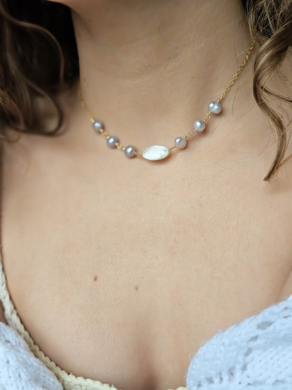 Collier perles d'eau douces grises doré