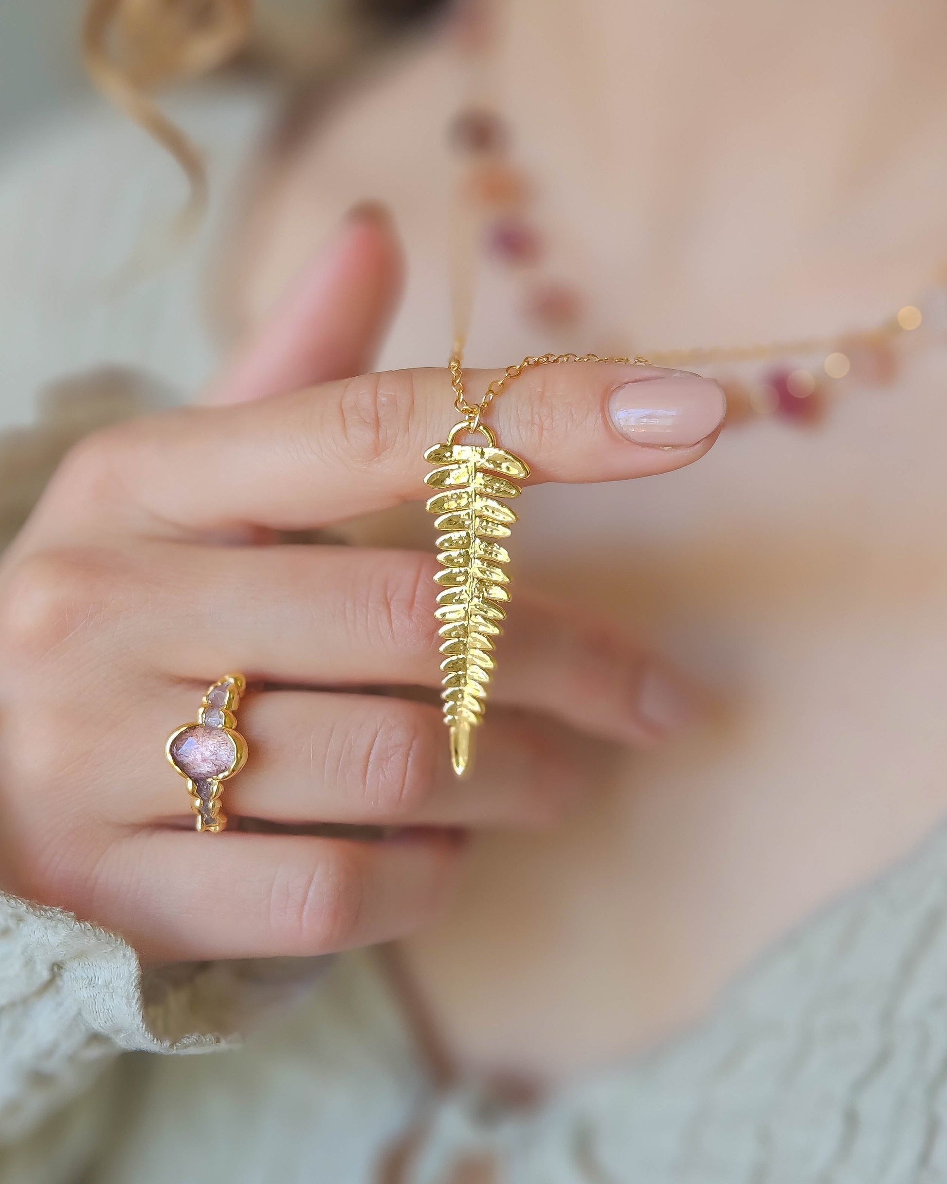 Collier métal Bijou fait main avec orchidée design de créateur Collier métal Bijou fait main avec orchidée design de créateur