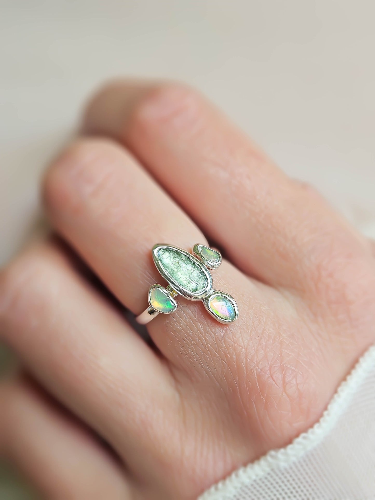 Bague Kyanite verte, 3 opales, argent