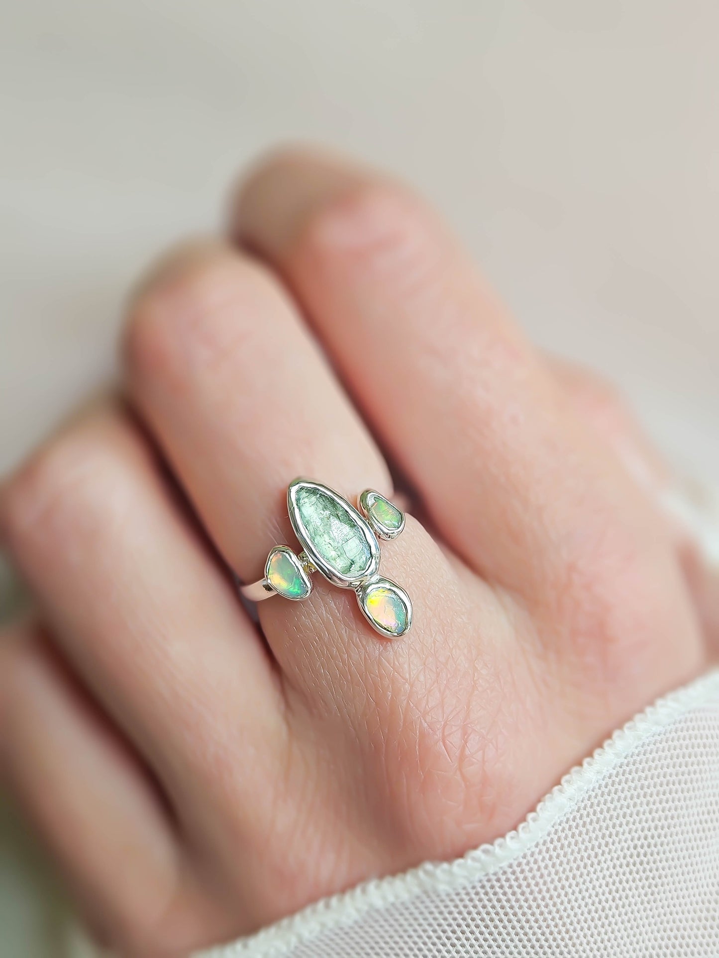 Bague Kyanite verte, 3 opales, argent