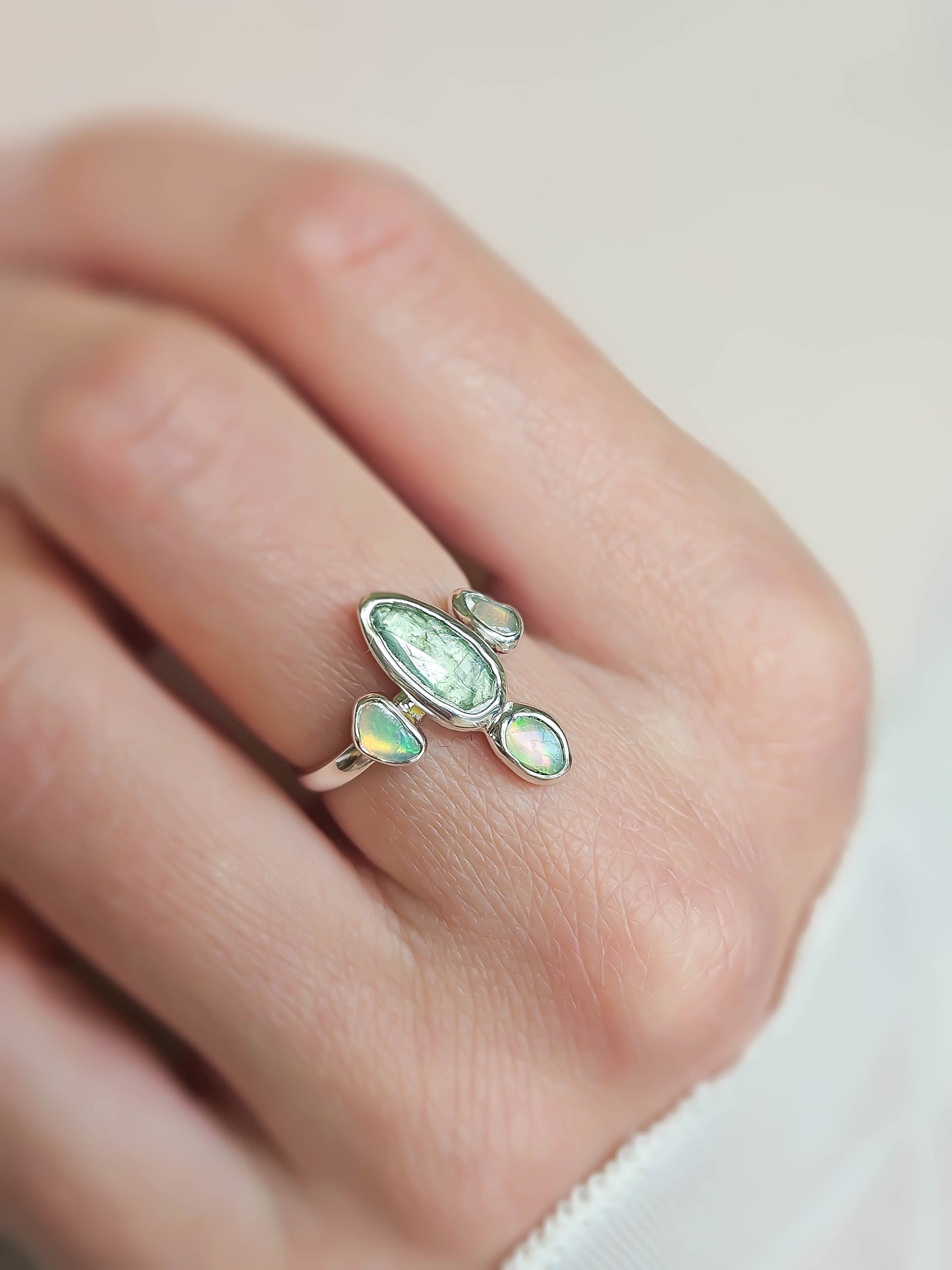 Bague Kyanite verte, 3 opales, argent