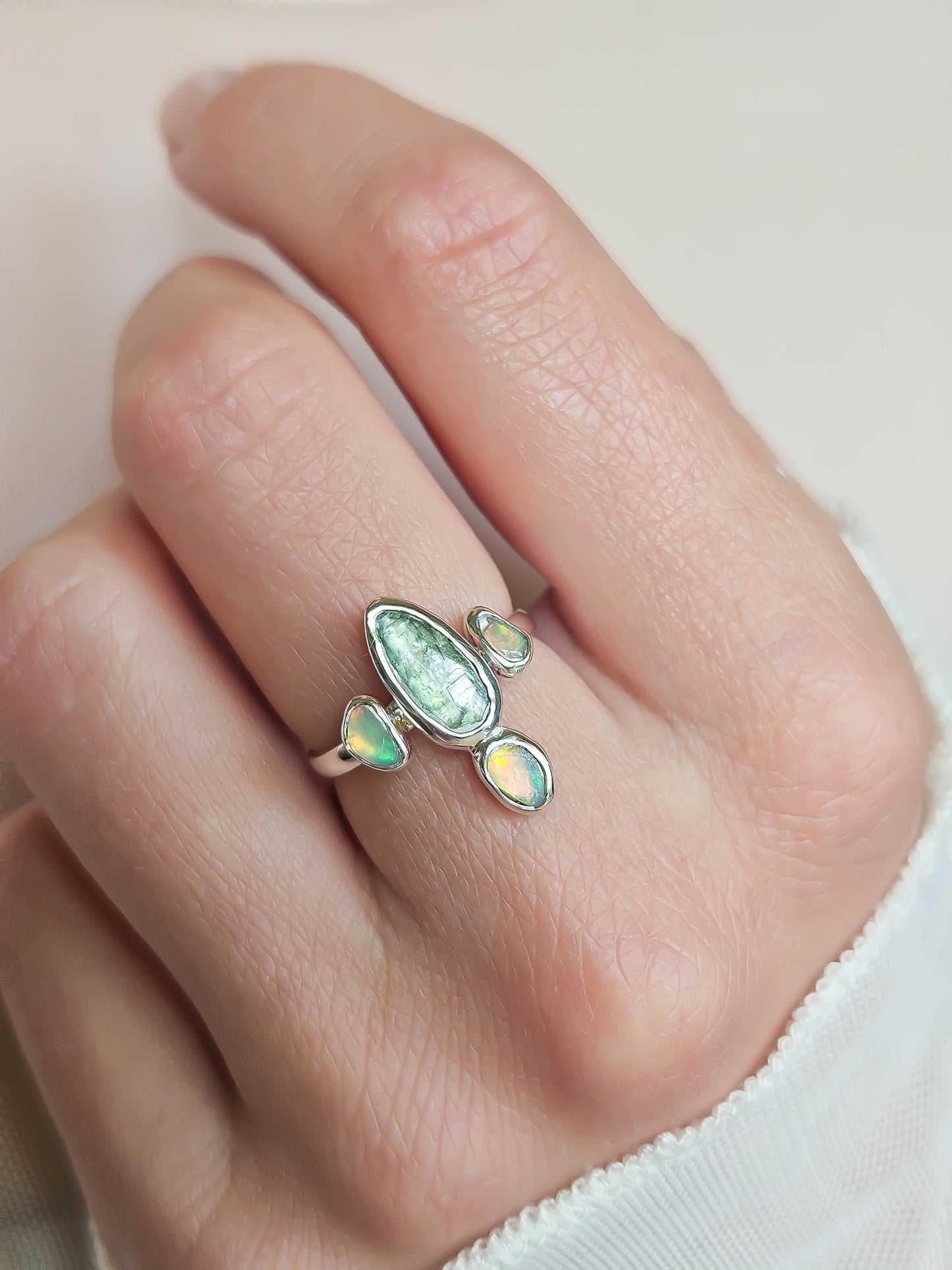 Bague Kyanite verte, 3 opales, argent