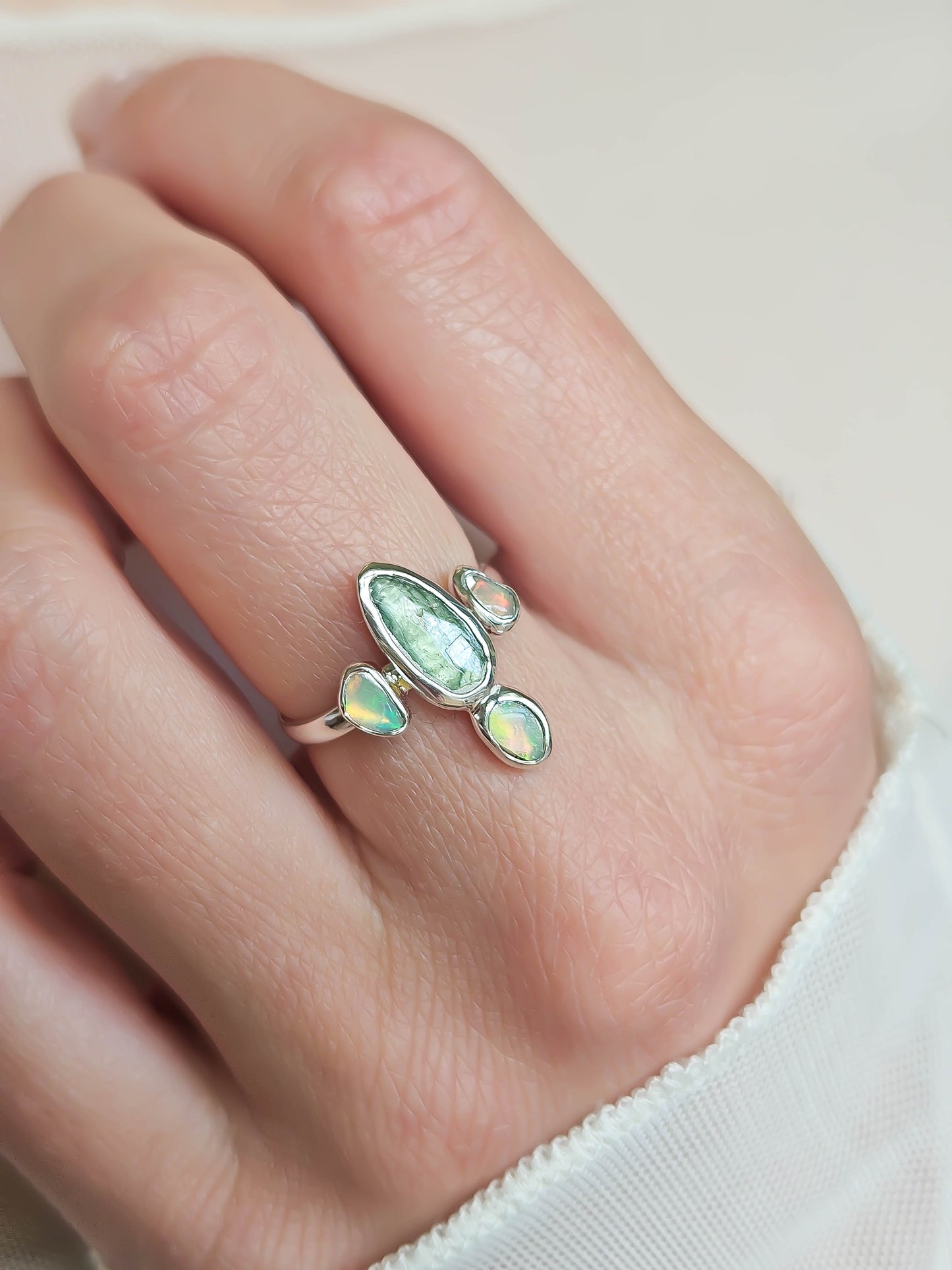 Bague Kyanite verte, 3 opales, argent
