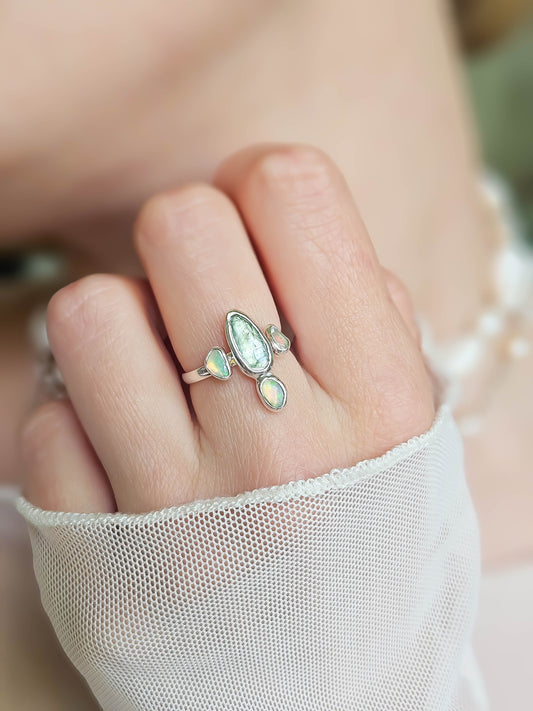Bague Kyanite verte, 3 opales, argent