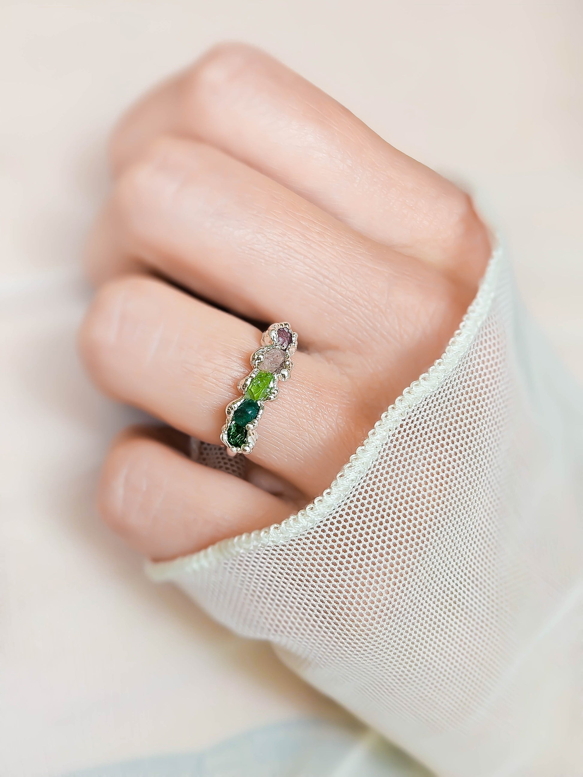 Bague en métal fin ornée de 5 pierres brutes, hommage minéral aux 4 saisons et à l’intersaison