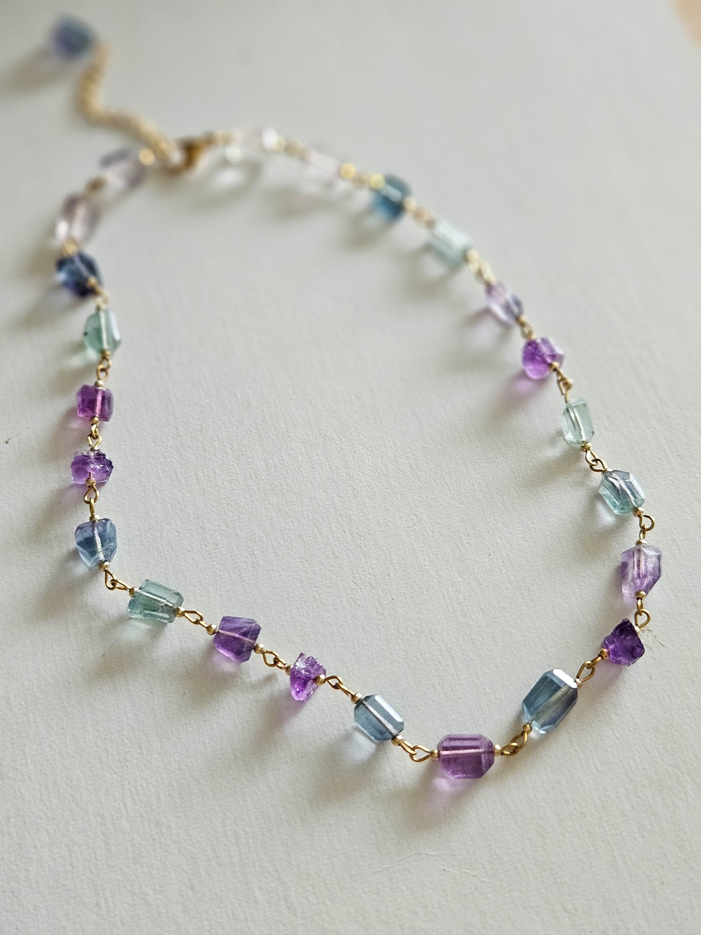 Collier en fluorite bleue & violette, doré
