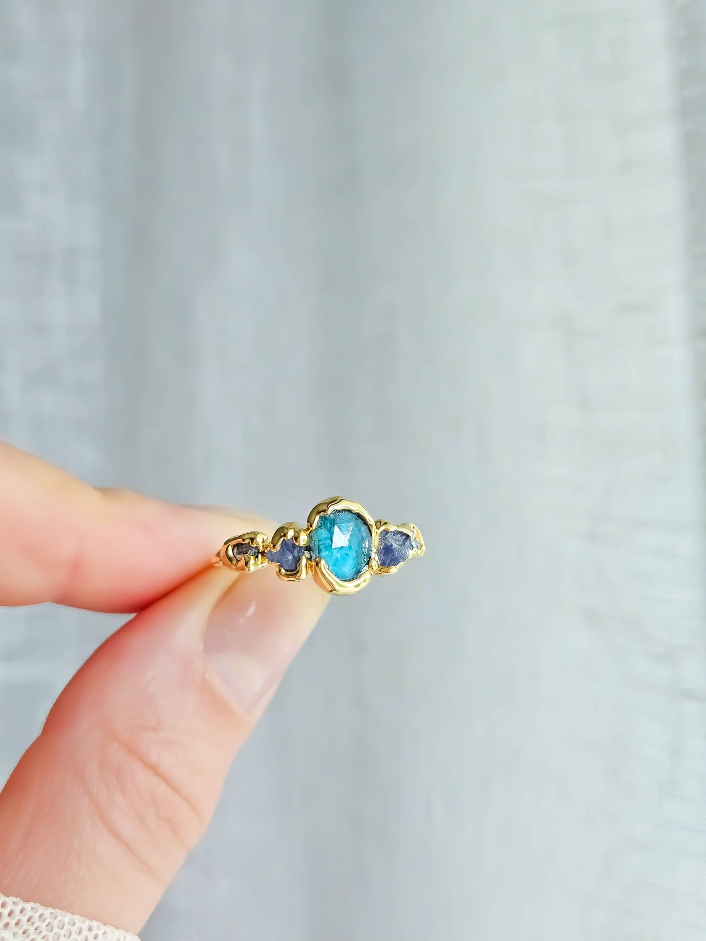 Bague Kyanite bleue et Tanzanite, dorée