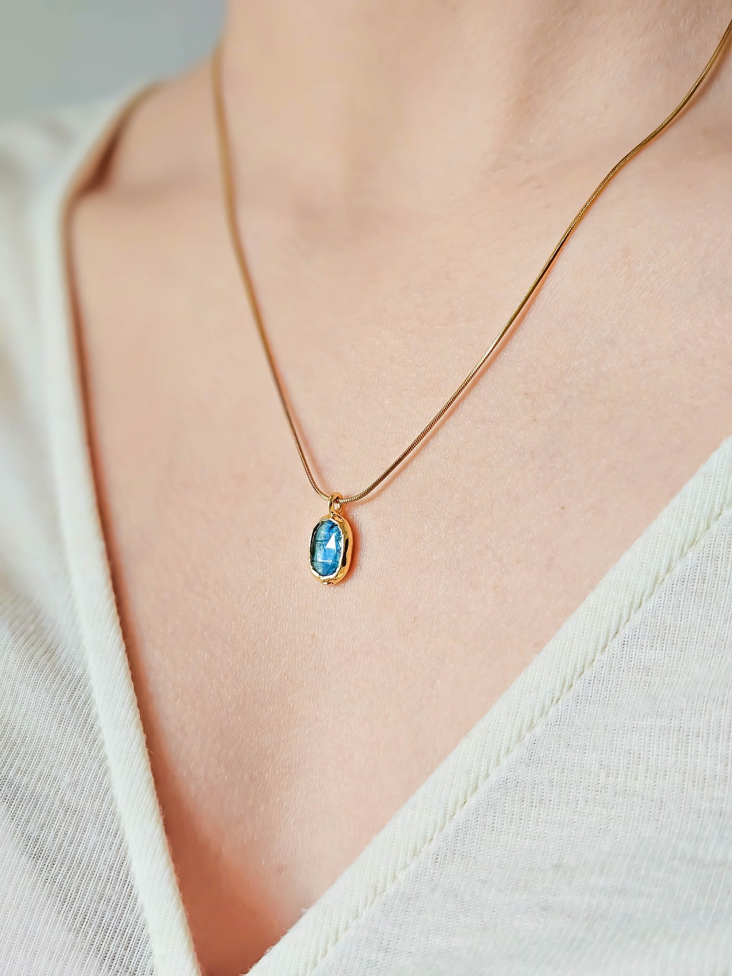 Collier en Kyanite bleue , doré