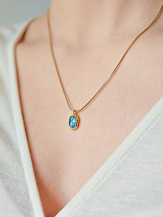 Collier en Kyanite bleue , doré