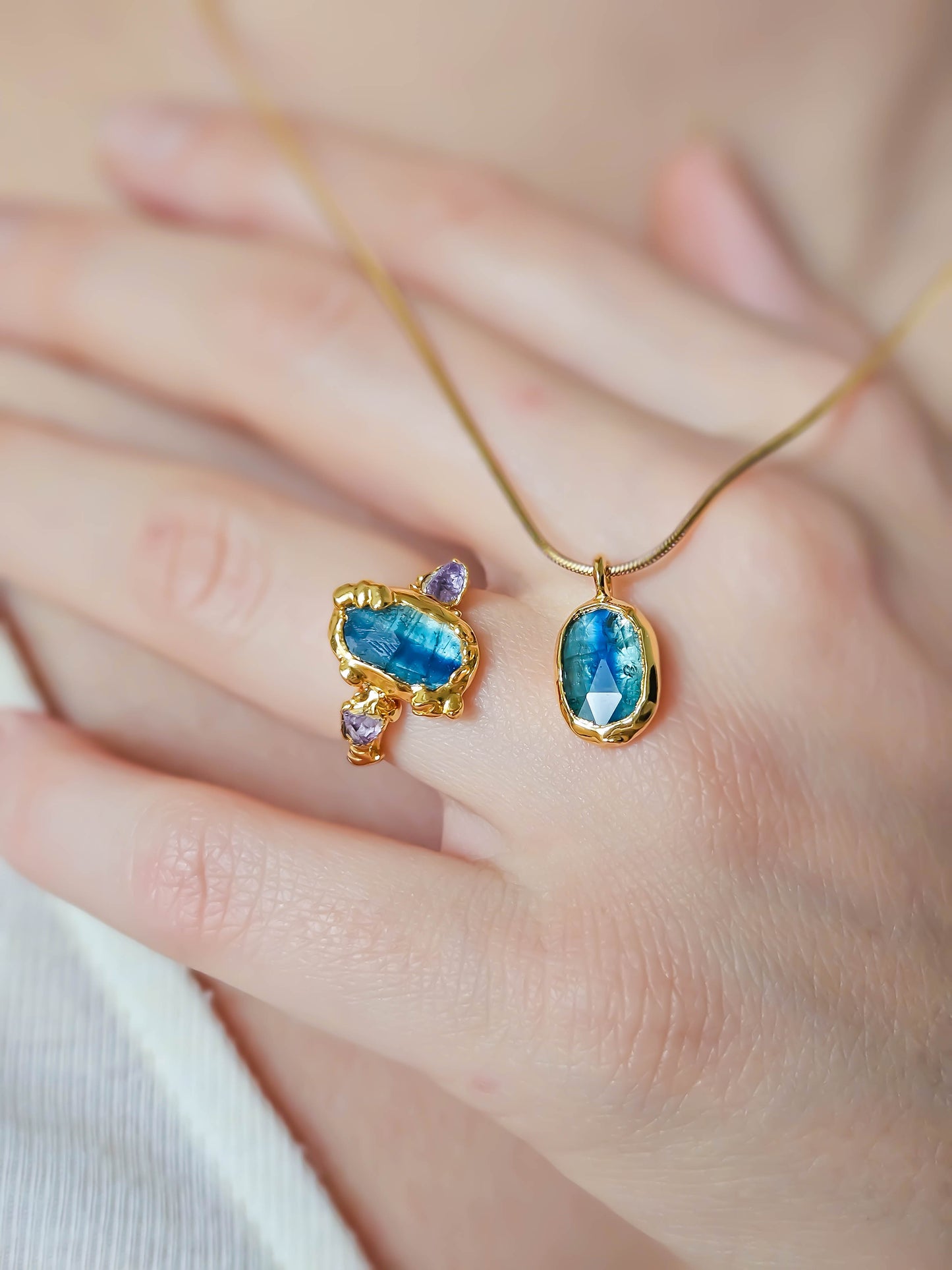 Collier en Kyanite bleue , doré