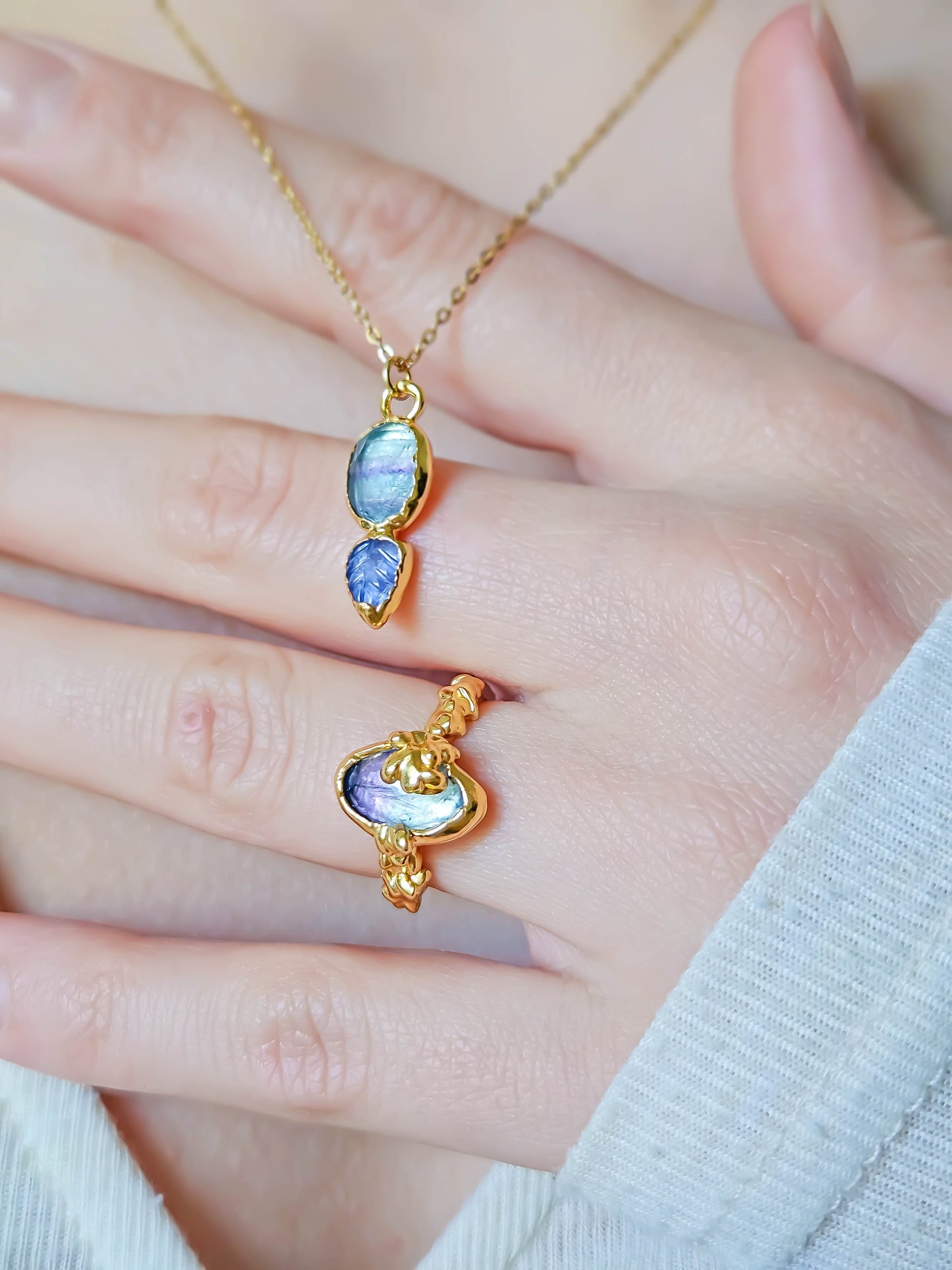 Collier en fluorite et tanzanite, doré