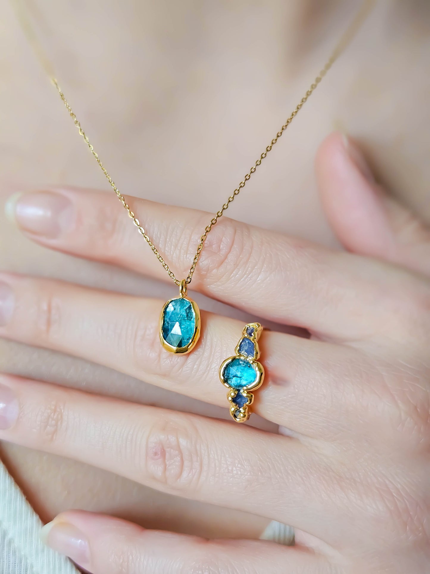 Collier en Kyanite bleue, doré